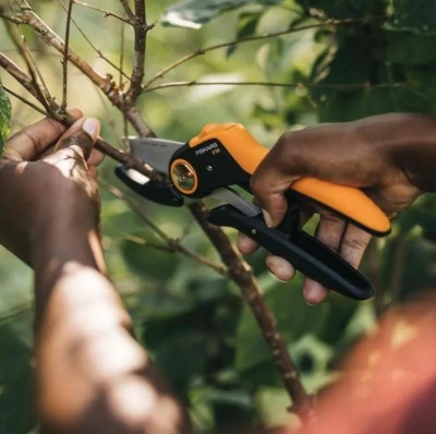Садовые инструменты:Секатор Fiskars Plus PowerLewer P741 