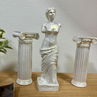 Статуя Венера Милосская с колоннами 